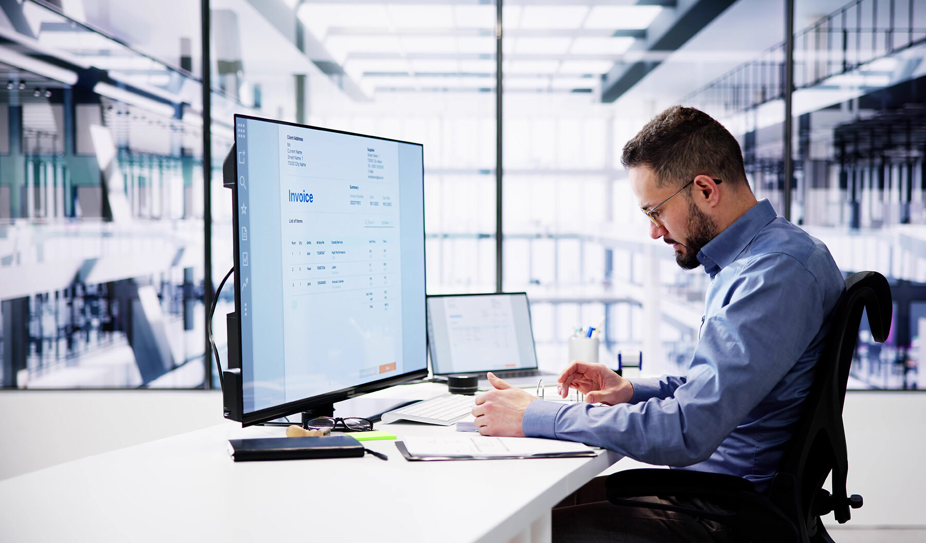 SAP-Berater analysiert Geschäftsprozesse am Computer